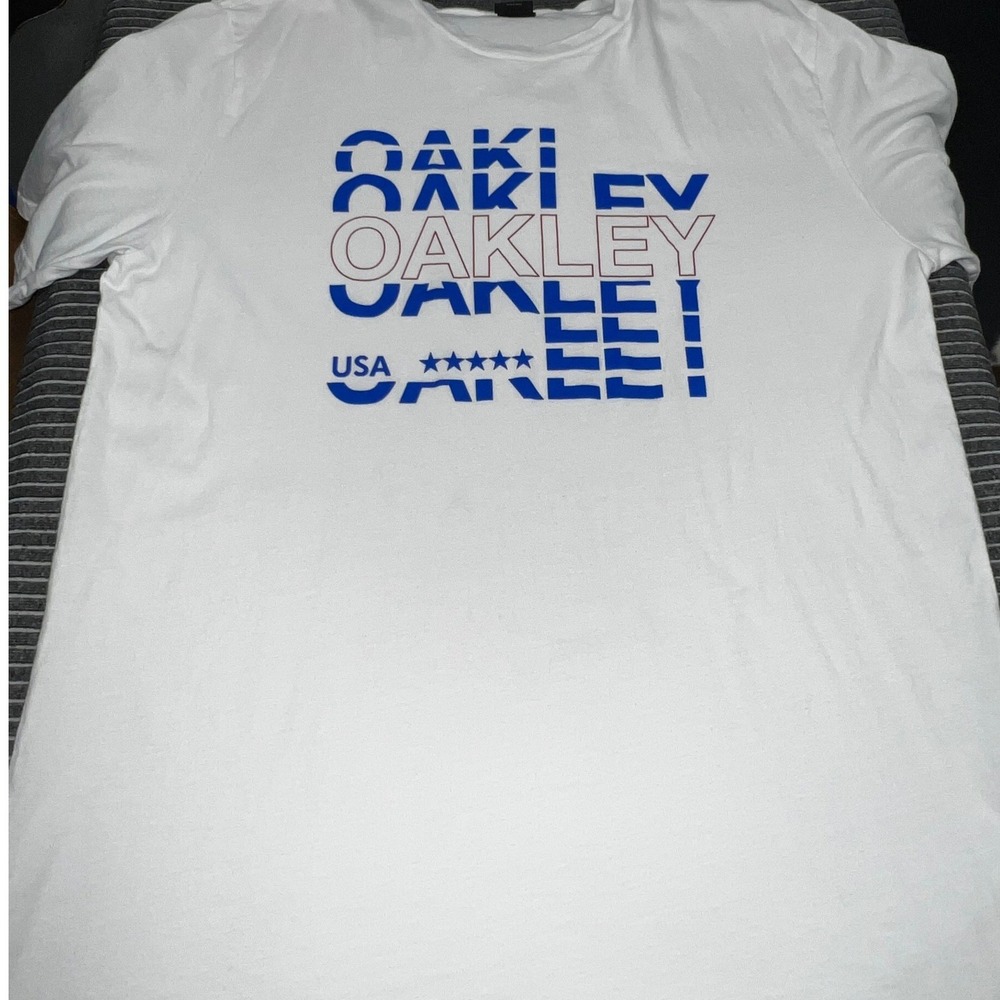 Oakley Graphic T-Shirt Mens XL White‎ Blue Red USA Logo Regular Fit Crewneck